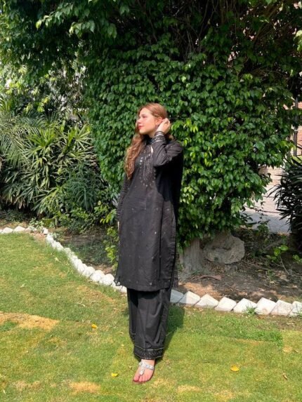 𝐁𝐥𝐚𝐜𝐤 𝐒𝐢𝐭𝐚𝐫𝐚 𝐓𝐡𝐫𝐞𝐞 𝐩𝐢𝐞𝐜𝐞